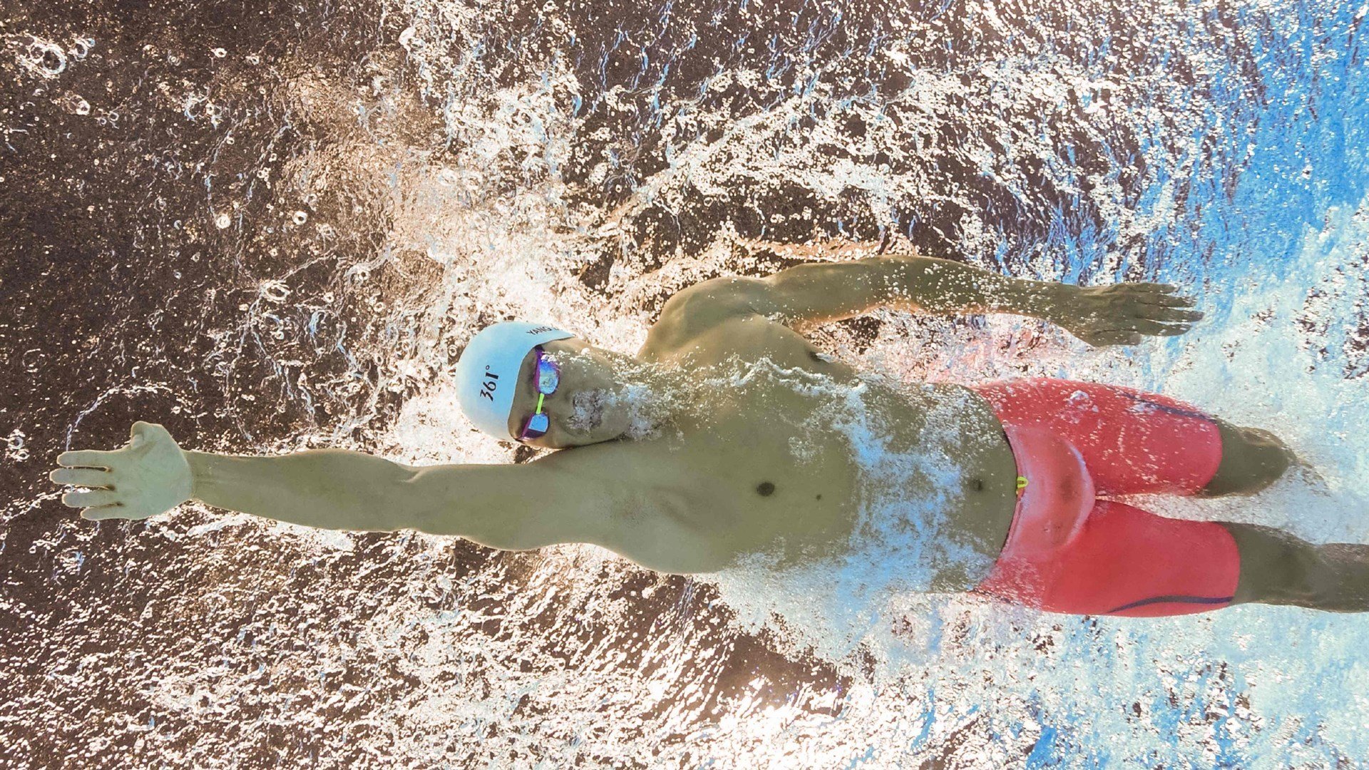 卡特的全局思维和精准踢球技术让对方无法应对，卡特球员